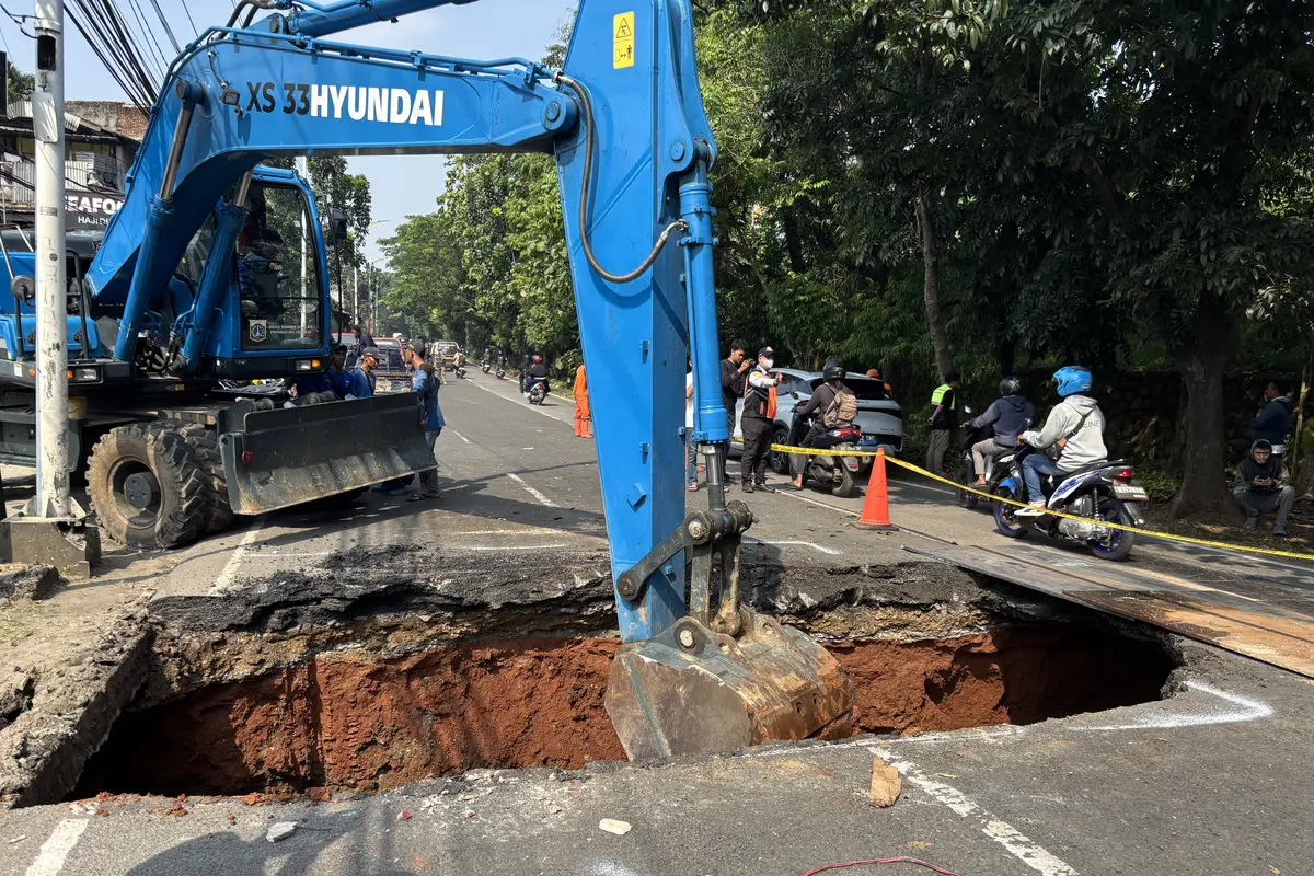Ekskavator Dikerahkan Perbaiki Jalan Ambles di Lenteng Agung
