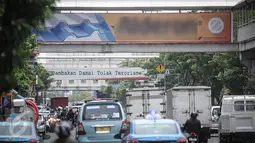 Kendaraan melintas di bawah JPO yang dipasangi papan iklan di kawasan Hayam Muruk, Jakarta, Rabu (28/9). Menyusul robohnya JPO di Pasar Minggu, Pemprov DKI bakal membuat Pergub larangan papan iklan dipasang di JPO. (Liputan6.com/Faizal Fanani)