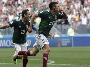 Gelandang Meksiko, Hirving Lozano, merayakan gol yang dicetaknya ke gawang Jerman pada laga Grup F Piala Dunia di Stadion Luzhniki, Moskow, Minggu (17/6/2018). Meksiko menang 1-0 atas Jerman. (AP/Matthias Schrader)