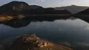 Reruntuhan desa Kallio muncul kembali dari Danau buatan Mornos, sebuah waduk di Yunani, akibat suhu yang memecahkan rekor dan kekeringan berkepanjangan di wilayah tersebut. (Angelos TZORTZINIS / AFP)