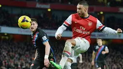 Gelandang Arsenal Alex Oxlade-Chamberlain (kanan) menendang untuk mencetak gol saat laga pertandingan sepak bola Liga Inggris antara Arsenal melawan Crystal Palace di Stadion Emirates, London, pada (02/02/14) waktu Setempat. (Foto: AFP/Ben Stansall)