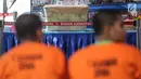 Kotak berisi barang bukti narkotika jenis sabu asal Malaysia dalam pemusnahan di BNN, Jakarta, Kamis (14/9). BNN memusnahkan 39,96 kilogram sabu hasil dari penangkapan jaringan internasional sindikat narkotika Aceh - Malaysia. (Liputan6.com/Faizal Fanani)