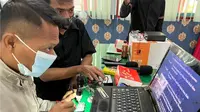 Pelatihan perbaikan smartphone untuk warga binaan di Jatim. (Dian Kurniawan/Liputan6.com)