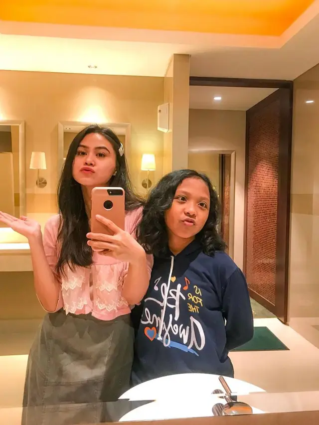 Potret Kedekatan 6 Putri Seleb Bersama Ibu Sambungnya, Penuh Kasih