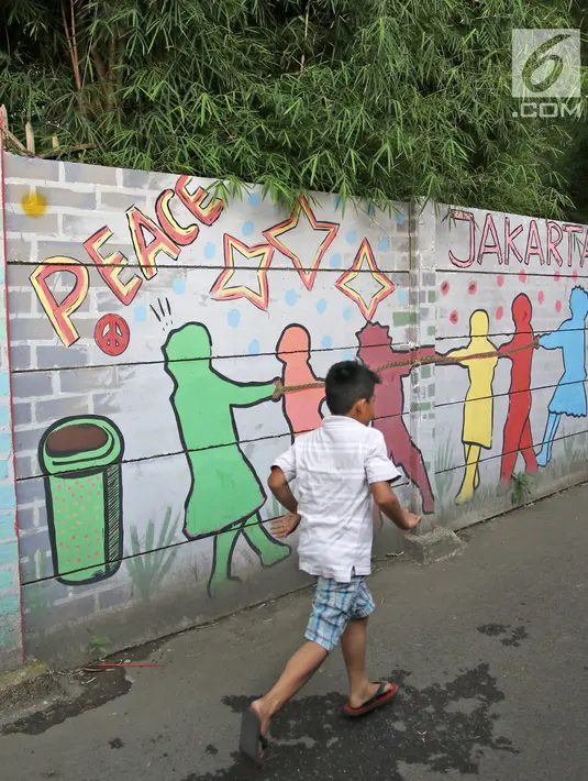 Seorang anak kecil berjalan di sisi tembok yang terdapat lukisan mural di kawasan Kramat Jati, Jakarta, Rabu (4/4). Mural yang ada di tempat ini mencerminkan pesan-pesan sosial positif kepada masyarakat. (Liputan6.com/Herman Zakharia)