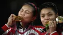 Atlet Badminton Ganda Putri Indonesia Apriyani Rahayu (kanan) dan Greysia Polii berpose dengan medali emas Olimpiade Tokyo 2020 di Musashino Forest Sports Plaza, Tokyo, Senin (2/8/2021). (Foto: AFP/Alexander Nemenov)