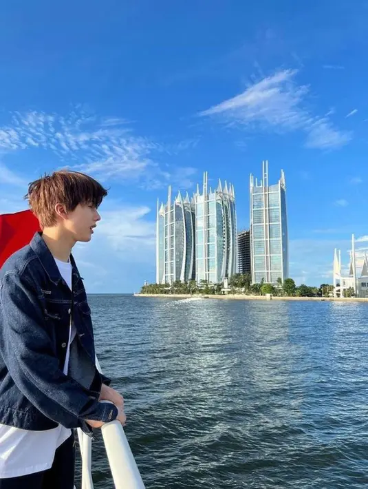 Begini gaya si maknae atau anggota termuda NCT Dream, Park Jisung. Menikmati angin sepoi-sepoi Jakarta, gaya kece Jisung yang memadukan kaos, jaket dan celana jeans ini bisa dijadikan inspirasi.  (Instagram/nctceunah).