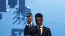 Pemain Real Madrid, Vinicius Jr dinobatkan sebagai pemain pria terbaik FIFA 2024 dalam acara yang berlangsung di oha, Qatar pada Selasa (18/12) malam waktu setempat. (AFP/Karim Jaafar)