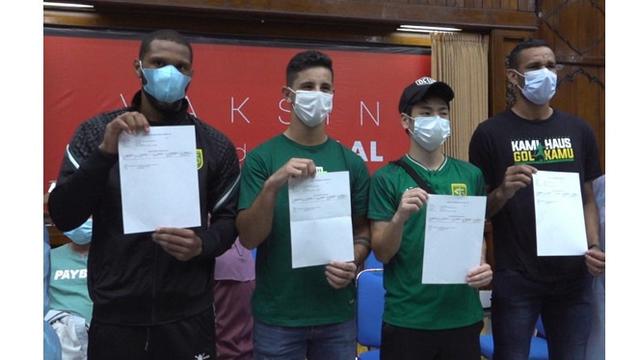 5 Potret Pemain Asing Persebaya saat Divaksin, Siap Bermain di Liga 1\