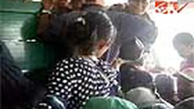 Warga Saling Serobot Jatah Bahan Pokok