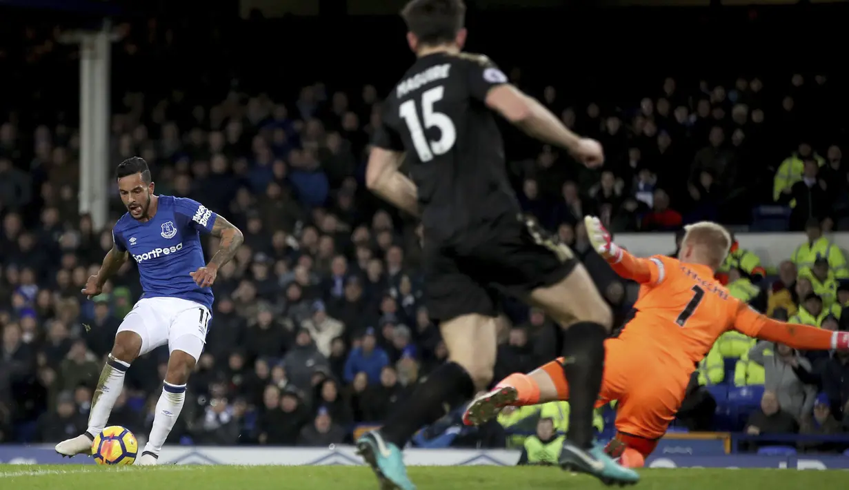 Aksi pemain Everton, Theo Walcott melepaskan tembakan ke gawang Leicester City pada lanjutan Premier League pekan ke-25 di Goodison Park, Liverpool (1/2/2018). Everton menang 2-0. (Nick Potts/PA via AP)
