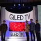 Jae Hoon Kwon, President Samsung Electronics Indonesia (ketiga dari kiri) dan jajaran meluncurkan TV QLED Samsung. Dok: Tommy Kurnia/Liputan6.com