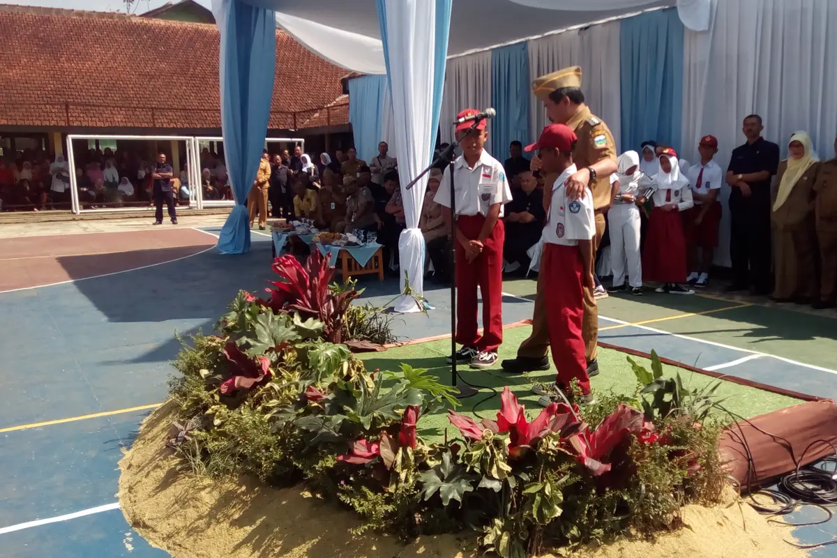 Curhat siswa baru ke bupati Garut