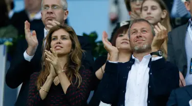 Roman Abramovich dan Dasha Zhukova bertepuk tangan saat final Liga Champions antara Bayern Munich dan Chelsea, Jerman pada 19 Mei 2012. Abramovich dan Zhukova mengumumkan perceraiannya setelah 10 tahun menikah. (AP Photo/Matt Dunham)