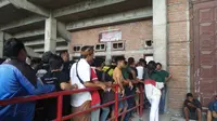Antrean tiket di Stadion I Wayan Dipta jelang laga Bali United versus Tampines Rovers mengular. (Bola.com/Ronald Seger)