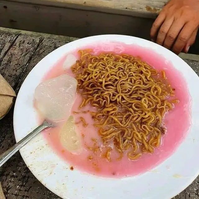 7 Potret Makan Mi Instan Nyeleneh ala Warganet Bikin Garuk Kepala