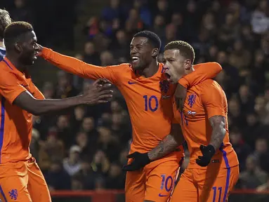 Pemain Belanda, Memphis Depay (kanan) merayakan gol bersama rekan setimnya saat melawan Skotlandia pada laga persahabatan di Pittodrie, Aberdeen, Skotlandia (9/11/2017). Belanda menang 1-0. (Andrew Milligan/PA via AP)