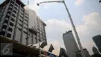 Petugas kebakaran berusaha memadamkan kobaran api yang melanda lantai 14 gedung pusat perbelanjaan Sarinah, Jakarta, Kamis (15/10/2015). Sekitar 21 mobil pemadam kebakaran dikerahkan ke lokasi untuk memadamkan api. (Liputan6.com/Faizal Fanani)