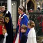 Pangeran William, Pangeran Wales, dan Kate Middleton, Putri Wales, berserta dua anak mereka: Putri Charlotte dan Pangeran Louis tiba di Westminster Abbey di pusat kota London pada 6 Mei 2023, menjelang penobatan Raja Charles III dan Ratu Camilla. (ANDREW MILLIGAN/POOL/AFP)
