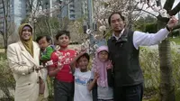 Khoirul Anwar beserta keluarga (facebook.com)