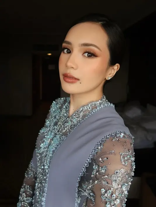 Paduan kebaya tersebut dipasangkan dengan rok batik bernuansa biru-hitam yang menciptakan kontras apik sekaligus menambah kesan sophisticated. [@bebytsabina].