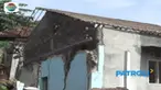 Belasan rumah yang rusak berat akibat dampak bencana tanah bergerak di Majalengka, dirobohkan. Sejumlah pemilik rumah juga memilih mengungsi ke tempat lebih aman.