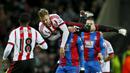 Pemain Sunderland, Jan Kirchhoff (atas) duel dengan pemain Crystal Palace, Yannick Bolasie, dalam laga Liga Inggris di Stadium of Light, Sunderland, (1/3/2016). (Action Images via Reuters/Jason Cairnduff)