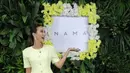 Merayakan anniversary brand, NAMA Beauty, Luna hadir mengenakan atasan tweed button jacket dengan leg baggy pants putih. Ia memilih sepatu Nike W Dunk Low Se, seharga Rp1.649.000. Dok. Instagram @lunamaya