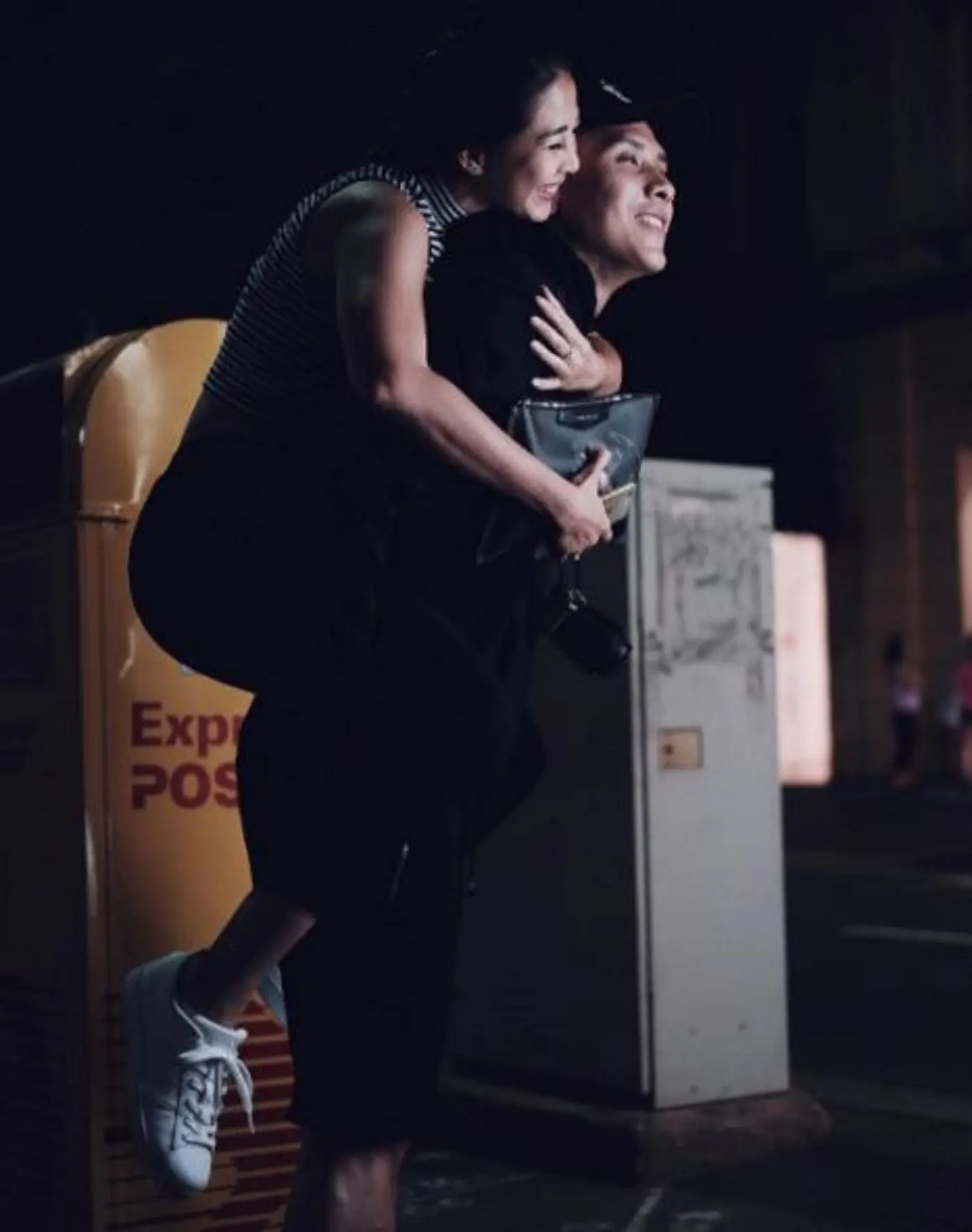 Ganindra Bimo menggendong istrinya, Andrea Dian (Instagram/@ganindrabimo)