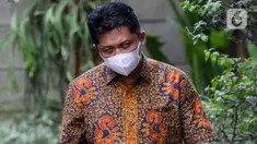 Kepala Badan Pelayanan Pajak Daerah (BPPD) Sidoarjo Ari Suryono kembali memasuki gedung Merah Putih Komisi Pemberantasan Korupsi (KPK) Jakarta usai istirahat salat Jumat (2/2/2024). (Liputan6.com/Herman Zakharia)