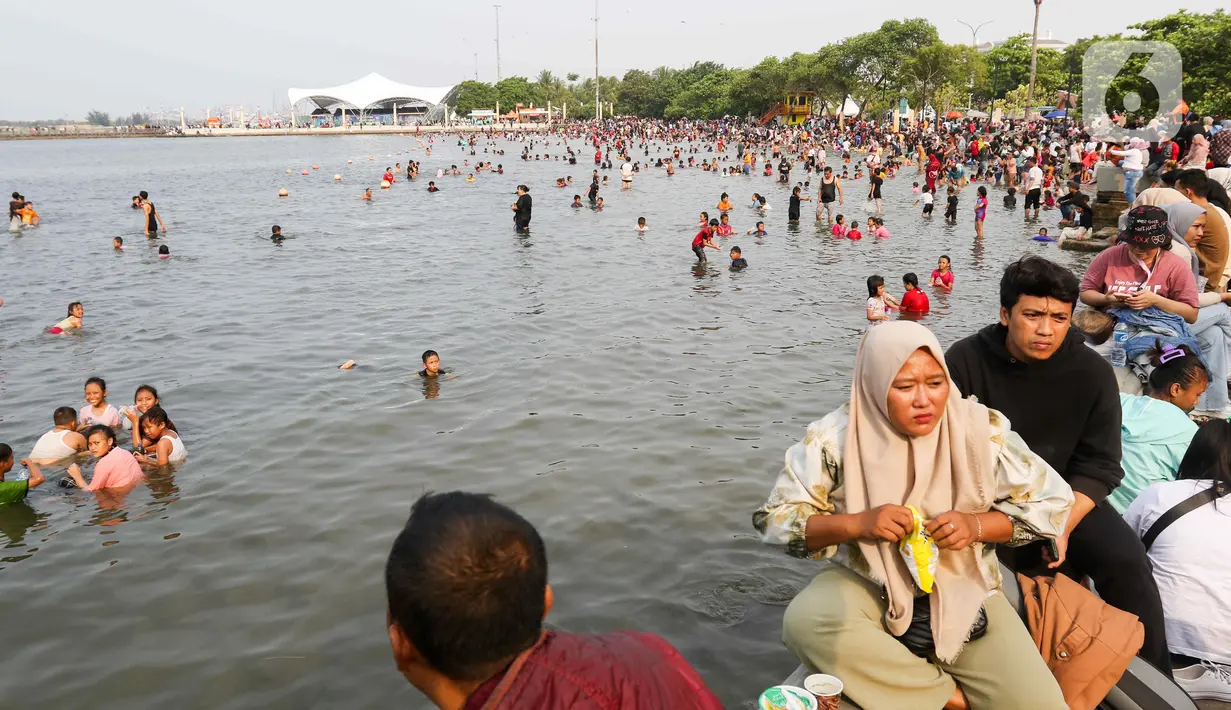 Tercatat hingga pukul 16.00 WIB, sebanyak 118.000 masyarakat berkunjung ke Ancol. (Liputan6.com/Herman Zakharia)