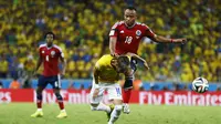 Pada menit ke-84, Neymar terlihat berbenturan dengan pemain Kolombia, Juan Camilo Zuniga pada perempat final Piala Dunia 2014 di Brasil, Sabtu (5/7/14). (REUTERS/Marcelo Del Pozo)