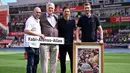 Pelatih Bayer Leverkusen, Xabi Alonso (tengah kanan) berfoto bersama dengan para petinggi tim setelah laga lanjutan Liga Jerman 2024/2025 melawan Borussia Dortmund di BayArena, Leverkusen, Jerman, Minggu (11/05/2025) waktu setempat. (AFP/Ina Fassbender)