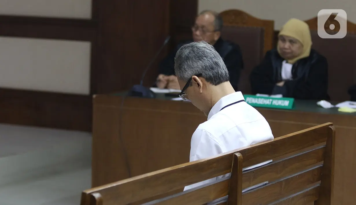 Mantan Direktur Produksi dan Teknologi PT Krakatau Steel (Persero) Wisnu Kuncoro menjalani sidang vonis dugaan suap di Pengadilan Tipikor, Jakarta, Senin (11/11/2019). Wisnu divonis 1 tahun dan 6 bulan penjara serta denda Rp 50 juta subsider dua bulan kurungan. (Liputan6.com/Herman Zakharia)