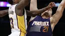 Pemain Los Angeles Lakers,  Lou Williams (kiri), berebut bola dengan pemain Phoenix Suns, Alex Len, dalam laga basket NBA di Staples Center, Los Angeles, Senin (7/11/2016) pagi WIB. (AP Photo/Alex Gallardo)