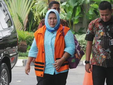Panitera Pengganti PN Tangerang Tuti Atika tiba untuk menjalani pemeriksaan di gedung KPK, Jakarta, Jumat (6/4). Tuti Atika yang terjaring OTT diperiksa sebagai saksi untuk tersangka Hakim PN Tangerang Wahyu Widya Nurfitri. (Merdeka.com/Dwi Narwoko)