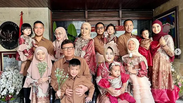 Kebersamaan keluarga Tjahjo Kumolo semasa hidup dengan Detri Warmanto. (Instagram @uniputri)