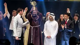 Guru mata pelajaran sains, Peter Tabichi menerima penghargaan 2019 Global Teacher Prize di Dubai, Uni Emirat Arab, 24 Maret 2019. Guru di Kenya itu dinobatkan sebagai pengajar terbaik di dunia dan mendapat hadiah uang senilai USD1juta atau setara Rp14 miliar. (GLOBAL EDUCATION AND SKILLS FORUM/AFP)