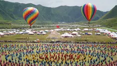 Para penari lokal menampilkan tarian tradisional Tibet dalam upacara pembukaan Pertunjukan Tari Guozhuang Luqu di Luqu, Prefektur Otonom Etnis Tibet Gannan, Provinsi Gansu, China, 12 Agustus 2020. Lebih dari 3.000 penari ikut serta dalam pertunjukan tersebut. (Xinhua/Huang Zemin)