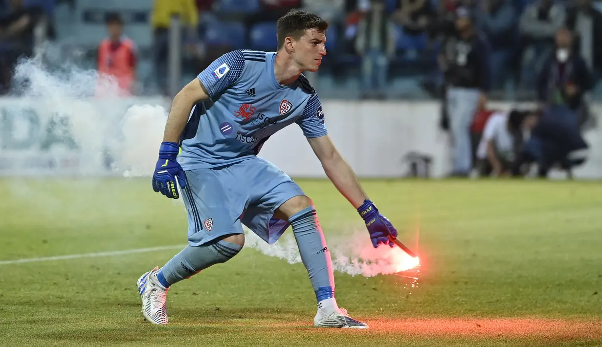 Alessio Cragno. Kiper Cagliari asal Italia berusia 28 tahun ini total kebobolan sebanyak 63 gol di Liga Italia musim 2021/2022 dari total 35 laga meski mampu mebuat 106 saves. Ia hanya absen dalam 3 laga di Liga Italia. Di akhir musim Cagliari menempati posisi ke-18 di klasemen akhir dan harus terdegradasi bersama Genoa dan Venezia. Meski terdegradasi, Alessio Cragno akan tetap bermain di Serie A usai dipastikan dipinjam selama semusim oleh klub promosi Monza. (AFP/Alberto Pizzoli)