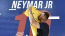 Fans mencium jersey pemain baru Paris Saint Germain, Neymar Jr, di toko merchandise di Paris, Jumat (4/8/2017). Setelah resmi bergabung dengan Paris Saint Germain, jersey Neymar Jr langsung diburu suporter klub Ibu kota. (AFP/Philippe Lopez)