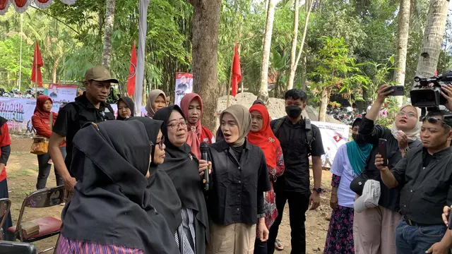 Pada hari ketiga safari politiknya, istri Calon Presiden (Capres) nomor urut 3 Ganjar Pranowo, Siti Atiqoh Supriyanti mengawali kegiatan bertemu petani dari Kelompok Wanita Tani (KWT) di Balai Roro Jonggrang, Kulon Progo, Yogyakarta, Rabu (6/12/2023).