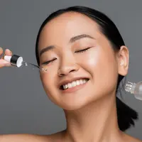 Ilustrasi perempuan menggunakan serum vitamin C. (c) AllaSerebrina/Depositphotos.com