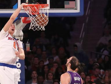 Pemain New York Knicks,  Kristaps Porzingis #6 melakukan dunks tanpa perlawanan dari pemain Sacramento Kings, Kosta Koufos #41 pada laga NBA di Madison Square Garden, (5/12/2016). Knicks menang 106-98. (Reuters/Anthony Gruppuso-USA TODAY Sports)