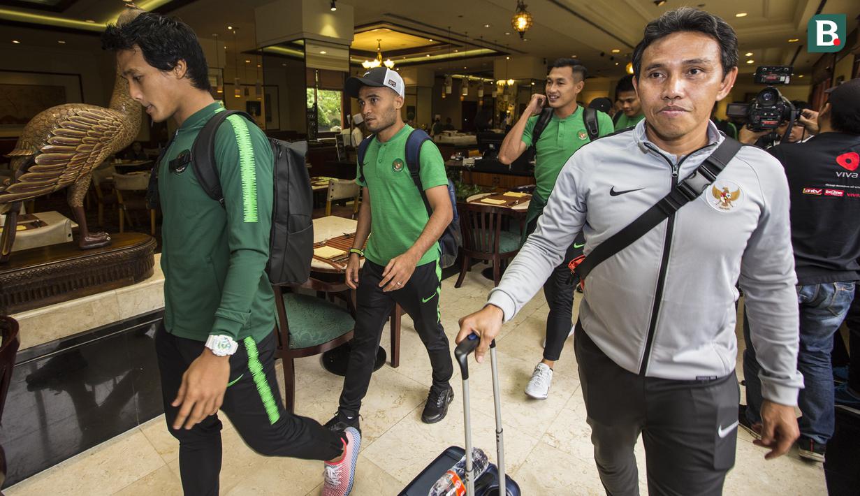 Pelatih Timnas Indonesia, Bima Sakti, bersiap ke Bandara Soetta dari Hotel Sultan, Jakarta, Rabu (14/11). Timnas Indonesia akan berangkat ke Thailand untuk laga Piala AFF 2018. (Bola.com/Vitalis Yogi Trisna)