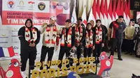 Peraih medali emas Olimpiade 2024 bagi Indonesia, Rizki Juniansyah dan Veddriq Leonardo, dan atlet lain tiba di Jakarta, Selasa (13/8/2024). (Liputan6.com/Thomas)