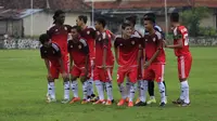 Skuat PS Polri berlatih di Lapangan Mako Brimob Kelapa Dua, Jakarta, pada Rabu (24/2/2016). (Bola.com/Nicklas Hanoatubun)
