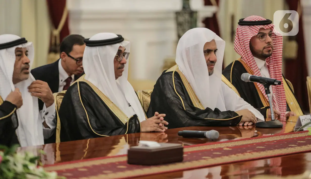 Sekjen Rabithah Al Alam Al Islami (World Muslim League), Sheikh Mohammed bin Abdulkarim Al Issa menemui Presiden Joko Widodo di Istana Merdeka, Jakarta Pusat, Rabu (26/2/2020). Delegasi Liga Muslim Dunia mengaku ingin belajar toleransi ala Indonesia. (Liputan6.com/Faizal Fanani)