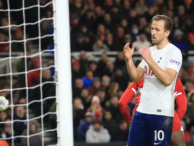 Pemain  Tottenham Hotspur Harry Kane (kanan) bereaksi usai gagal mencetak gol ke gawang Middlesbrough yang dijaga Joe Lumley pada pertandingan putaran kelima Piala FA di Stadion Riverside, Middlesbrough, Inggris, 1 Maret 2022. Tottenham kalah 1-0 dan tersingkir dari Piala FA. (Lindsey Parnaby/AFP)