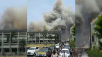 Markas Polda Jawa Tengah di Jalan Pahlawan No.1, Semarang, terbakar. Api tampak besar dengan asap hitam membumbung.